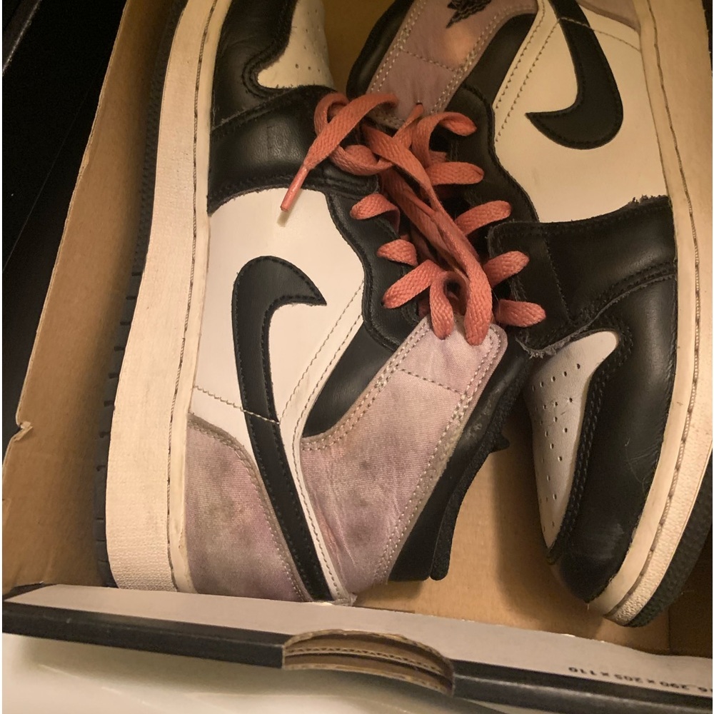 4 pair of barely worn jordan 1 sneakers. They are a size 6.